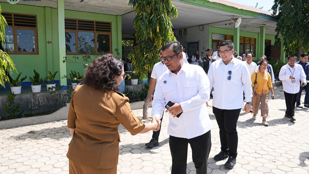 BGN Simalungun Bersama BPOM dan PCO RI Tinjau Pelaksanaan MBG di Kupang